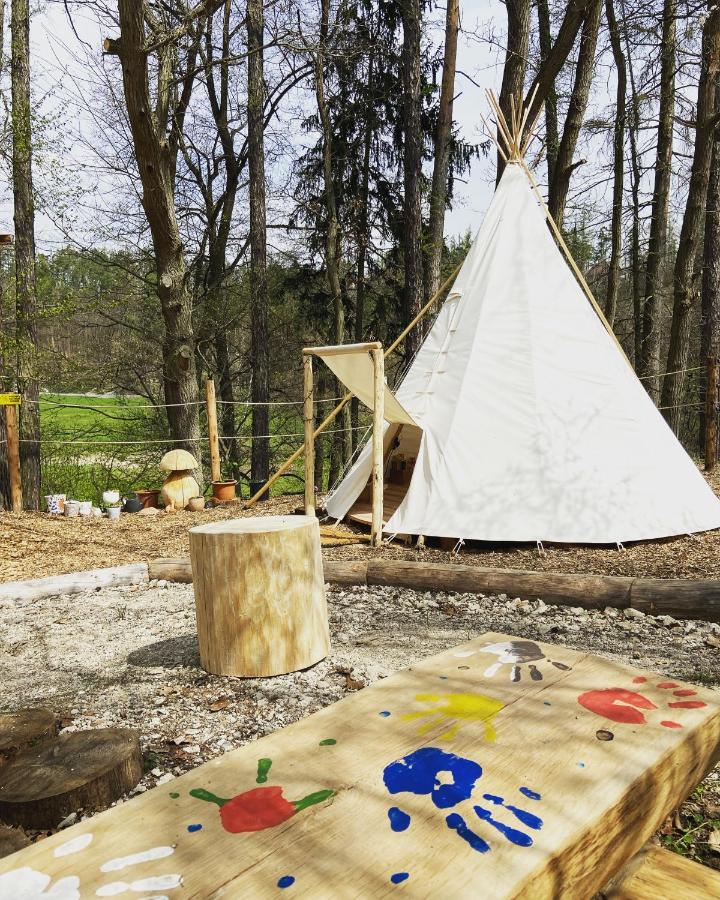 Glamping Nad Meandry Hotel Unhost Ngoại thất bức ảnh